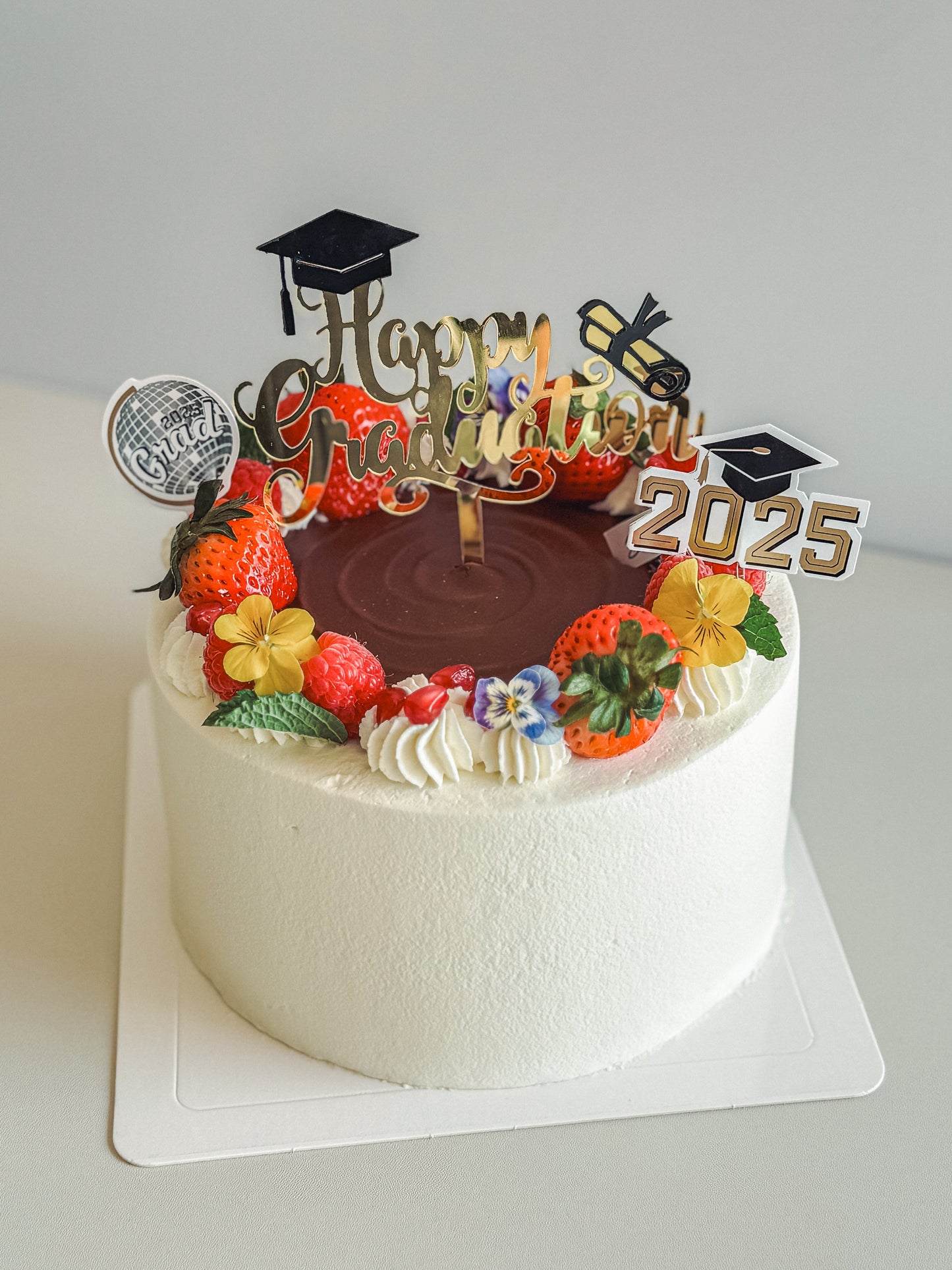 2025 Graduation Chocolate Strawberry Cake